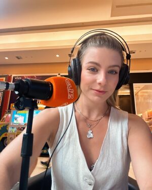 Julia Foti Instagram - as skins de Julia Foti 💙✨😍
1001 versões de muito esporte, arte e amor!