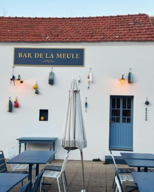 Julia Molkhou Instagram - C’est si joli et si poétique le petit port de la Meule… je me sens bien à l’Ile d’Yeu. Un peu comme si je devenais quelqu’un d’autre. Et que je n’habitais plus notre époque…