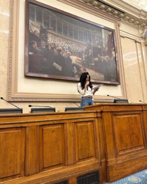 Julia Molkhou Instagram - Ce matin, à l’initiative de Shem Ghars fondatrice du collectif @i.n.c.e.s.t.i.c.i.d.e_fr , nous nous sommes retrouvées à l’Assemblée Nationale, aux côtés de Madame la député Josso et nous avons lu 16 témoignages de mères qui ont osé un jour dénoncer l’inceste subi par leurs enfants. Dans l’immense majorité des cas, ce sont elles qui en voulant protéger leurs enfants, en ont été séparées. La justice ne protège pas les enfants, quand elle decide de les confier à leur agresseur. Il faut que ça change et vite.