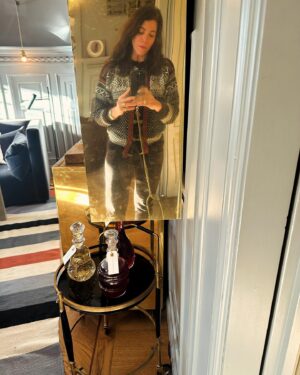 Julia Molkhou Instagram - Déjeuner à Stockholm sur les conseils précieux d’ @astridlorand et découvrir @etthemstockholm . Un hotel restaurant comme on en croise rarement. Un endroit pensé comme une maison (Ett Hem en suédois) où nous a été servi un déjeuner des plus raffinés. Boeuf, poisson, champignons et fromage, pavlova aux agrumes. Je ne sais plus vous dire ce qu’il y avait à chaque fois dans nos assiettes mais je peux vous dire la précision de la cuisine et des assaisonnements, la justesse des proportions, le service chaleureux et l’envie d’y retourner bientôt et pour un plus long moment. Le voyage ne fait que commencer… et il commence subliment bien. Notez bien cette adresse et pensez à réserver! (PS: mon gilet, parfaitement adapté à l’endroit bien qu’il soit norvégien, c’est chez @shopdetoujours que je l’ai acheté!)