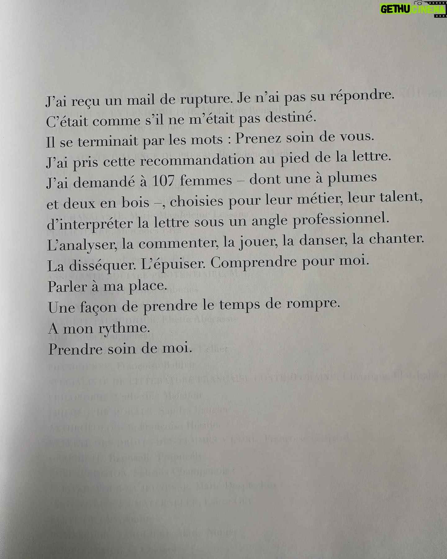 Julia Molkhou - 221 Likes - Et c’est ainsi que 107 femmes- traductrice, avocate, élève de primaire, philosophe, dessinatrice, actrice, animatrice radio, magicienne et j’en passe- ont pris ce texte, ce mail de rupture et lui ont donné une vie et une hauteur de vue plus surprenante et plus inattendue que ce à quoi ce texte assez pauvre semblait destiné. C’est à dire la poubelle, bien que mouillé de larmes et de restes d’amour propre. De ce mail assez minable, elles ont réussi à créer ensemble sous la direction de Sophie Calle, un trésor de poésie, de drôlerie et de fantaisie.