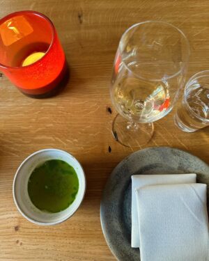 Julia Molkhou Instagram - Déjeuner à Stockholm sur les conseils précieux d’ @astridlorand et découvrir @etthemstockholm . Un hotel restaurant comme on en croise rarement. Un endroit pensé comme une maison (Ett Hem en suédois) où nous a été servi un déjeuner des plus raffinés. Boeuf, poisson, champignons et fromage, pavlova aux agrumes. Je ne sais plus vous dire ce qu’il y avait à chaque fois dans nos assiettes mais je peux vous dire la précision de la cuisine et des assaisonnements, la justesse des proportions, le service chaleureux et l’envie d’y retourner bientôt et pour un plus long moment. Le voyage ne fait que commencer… et il commence subliment bien. Notez bien cette adresse et pensez à réserver! (PS: mon gilet, parfaitement adapté à l’endroit bien qu’il soit norvégien, c’est chez @shopdetoujours que je l’ai acheté!)
