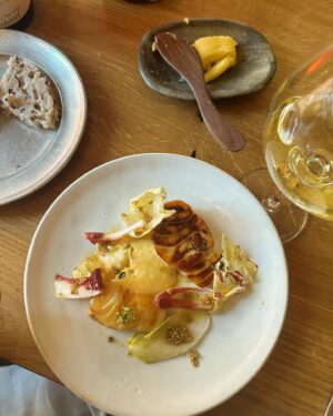 Julia Molkhou Instagram - Déjeuner à Stockholm sur les conseils précieux d’ @astridlorand et découvrir @etthemstockholm . Un hotel restaurant comme on en croise rarement. Un endroit pensé comme une maison (Ett Hem en suédois) où nous a été servi un déjeuner des plus raffinés. Boeuf, poisson, champignons et fromage, pavlova aux agrumes. Je ne sais plus vous dire ce qu’il y avait à chaque fois dans nos assiettes mais je peux vous dire la précision de la cuisine et des assaisonnements, la justesse des proportions, le service chaleureux et l’envie d’y retourner bientôt et pour un plus long moment. Le voyage ne fait que commencer… et il commence subliment bien. Notez bien cette adresse et pensez à réserver! (PS: mon gilet, parfaitement adapté à l’endroit bien qu’il soit norvégien, c’est chez @shopdetoujours que je l’ai acheté!)