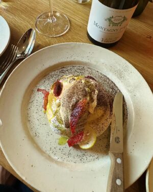 Julia Molkhou Instagram - Déjeuner à Stockholm sur les conseils précieux d’ @astridlorand et découvrir @etthemstockholm . Un hotel restaurant comme on en croise rarement. Un endroit pensé comme une maison (Ett Hem en suédois) où nous a été servi un déjeuner des plus raffinés. Boeuf, poisson, champignons et fromage, pavlova aux agrumes. Je ne sais plus vous dire ce qu’il y avait à chaque fois dans nos assiettes mais je peux vous dire la précision de la cuisine et des assaisonnements, la justesse des proportions, le service chaleureux et l’envie d’y retourner bientôt et pour un plus long moment. Le voyage ne fait que commencer… et il commence subliment bien. Notez bien cette adresse et pensez à réserver! (PS: mon gilet, parfaitement adapté à l’endroit bien qu’il soit norvégien, c’est chez @shopdetoujours que je l’ai acheté!)