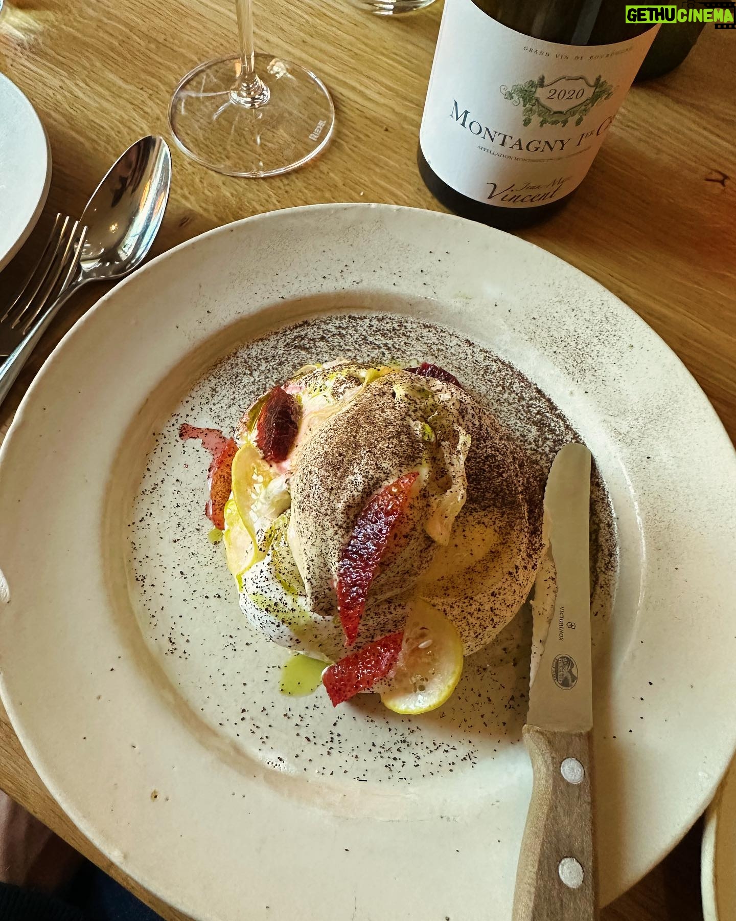 Julia Molkhou - 148 Likes - Déjeuner à Stockholm sur les conseils précieux d’ @astridlorand et découvrir @etthemstockholm . Un hotel restaurant comme on en croise rarement. Un endroit pensé comme une maison (Ett Hem en suédois) où nous a été servi un déjeuner des plus raffinés. Boeuf, poisson, champignons et fromage, pavlova aux agrumes. Je ne sais plus vous dire ce qu’il y avait à chaque fois dans nos assiettes mais je peux vous dire la précision de la cuisine et des assaisonnements, la justesse des proportions, le service chaleureux et l’envie d’y retourner bientôt et pour un plus long moment. Le voyage ne fait que commencer… et il commence subliment bien. Notez bien cette adresse et pensez à réserver! (PS: mon gilet, parfaitement adapté à l’endroit bien qu’il soit norvégien, c’est chez @shopdetoujours que je l’ai acheté!)