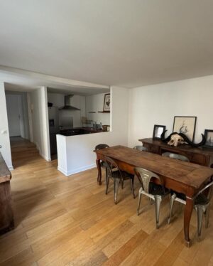 Julia Molkhou Instagram - À louer pour de courtes périodes: duplex de 70m2, rue Traversière 75012. Cuisine, salle à manger, salon, une salle de douche, toilette et dressing au 1er niveau. À l’étage, une grande chambre sous les toits, un dressing et une salle de bain, avec baignoire et toilette. Plus d’infos en MP.