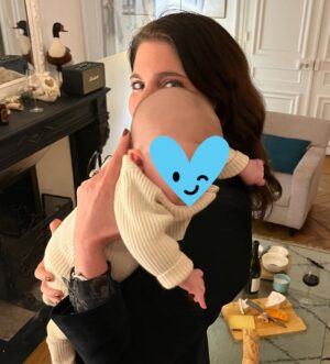 Julia Molkhou Instagram - Il est des enfants, qui dés leur naissance deviennent un peu les tiens. C’est à dire que pour eux comme pour les tiens, les vrais tiens, tu irais au feu, tu traverserais un torrent à la nage, tu marcherais sur des braises… ou tu leurs passerais le savon de leur vie s’ils le méritaient un jour💙 Léonard est entré dans ma vie. Pour toute la vie🐆 @pop_tom #sisterfromanothermother