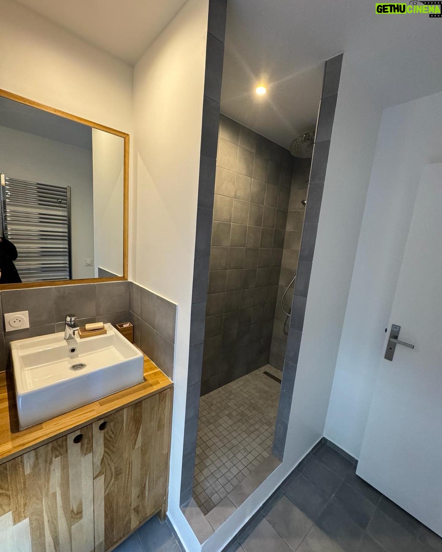 Julia Molkhou - 209 Likes - À louer pour de courtes périodes: duplex de 70m2, rue Traversière 75012. Cuisine, salle à manger, salon, une salle de douche, toilette et dressing au 1er niveau. À l’étage, une grande chambre sous les toits, un dressing et une salle de bain, avec baignoire et toilette. Plus d’infos en MP.