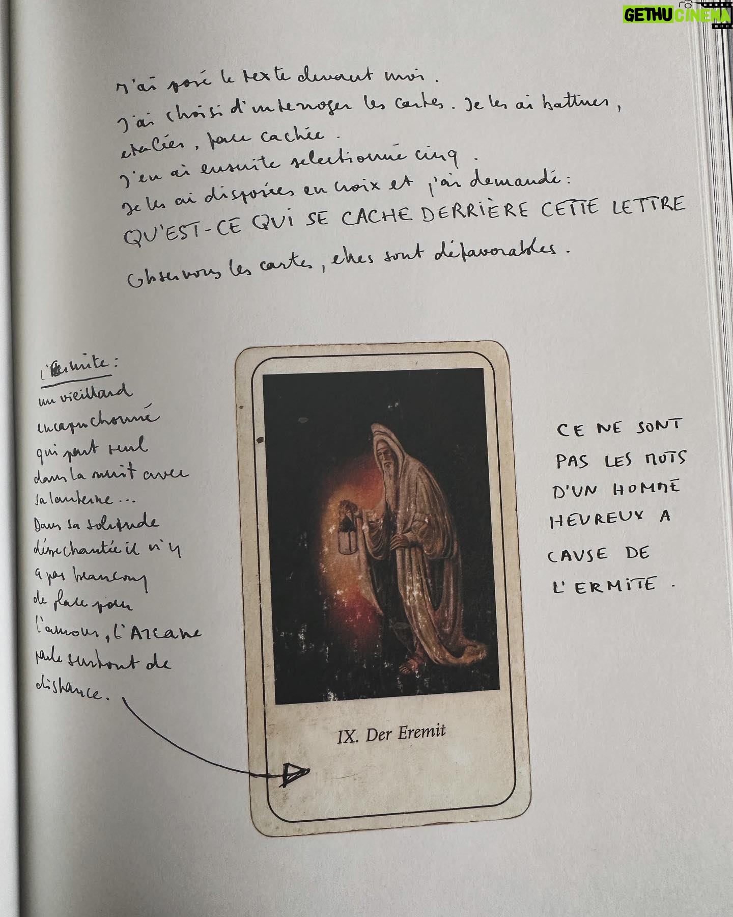 Julia Molkhou - 221 Likes - Et c’est ainsi que 107 femmes- traductrice, avocate, élève de primaire, philosophe, dessinatrice, actrice, animatrice radio, magicienne et j’en passe- ont pris ce texte, ce mail de rupture et lui ont donné une vie et une hauteur de vue plus surprenante et plus inattendue que ce à quoi ce texte assez pauvre semblait destiné. C’est à dire la poubelle, bien que mouillé de larmes et de restes d’amour propre. De ce mail assez minable, elles ont réussi à créer ensemble sous la direction de Sophie Calle, un trésor de poésie, de drôlerie et de fantaisie.