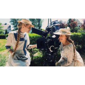 Julia Rosnowska Instagram - Marynia&Lala z zabawką z przyszłości. Miejmy nadzieję, że talent odziedziczyły po papie #adamcywka, bo inaczej kiepsko to może wyglądac w obrazku. #timetravel #focuspuller #cameraoperator #drogiwolności foto by Filip Baczuń