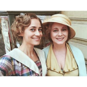 Julia Rosnowska Instagram - #bernadettamachalakrzeminska i ja. Obie nałogowo pochłaniamy seriale i filmy kostiumowe. Ale wiecie co? Jeszcze przyjemniej niż oglądać, jest pracować z własną mamą na planie takiego serialu! ♥️ #selfiewithmom #likemotherlikedaughter #mommyandme #drogiwolności