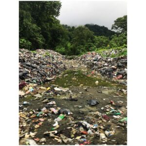 Julia Rosnowska Instagram - Jakiś czas temu znana podróżniczka, którą sama zawsze darzyłam ogromnym szacunkiem, wstawiła post o tym, że “plastik nie taki zły”. Nie jestem, co prawda, znaną podróżniczką - podróżuję rzadko i rekreacyjnie - ale właśnie wróciłam z Kolumbii i to, co tam zobaczyłam mocno mną wstrząsnęło, a związane jest właśnie z plastikiem. 
Oto typowe, instagramowe zdjęcie z wakacji. Ja, malownicza plaża i palma… i kilogramy plastiku wyrzuconego przez ocean. Pierwsze zdjęcie zrobione jest nad Oceanem Atlantyckim, kolejne są znad Pacyfiku. Widzieliście na pewno, jak po odpływie na plaży zostają ślady - zarys fali z piasku i drobniutkich kamieni. Otóż nad Pacyfikiem te zarysy fal są kolorowe. Pięknie prawda? Nie całkiem. To miliony drobniutkich kawałków plastiku. 
Znana Podróżniczka tłumaczyła, że plastik jest OK, jeśli się pamięta o recyklingu. To oczywiście bardzo ważne, ale w miejscach, w których zrobione są te zdjęcia, recykling to fikcja. Przez to, że do tych miejsc nie da się dostać drogą lądową, a jedynie łódką lub awionetką, większość śmieci musi zostać na miejscu. Całe tony plastiku trafiają do rzek, oceanów i na dzikie “wysypiska śmieci” - jak to przy drodze w dżungli. To nie są tylko śmieci produkowane przez ludność lokalną, ale przez nas wszystkich. Pełno tam klapków, które rozwalają się po jednym użyciu i butelek po napojach znanych koncernów. Rzeczy, których używamy wszyscy. I dlatego to problem, za który także my odpowiadamy. Ruchy takie jak #zerowaste , #zwłasnymkubkiem , czy #suckingsucks są naprawdę ważne, a posty pt. “plastik nie taki zły” mają sens tylko wtedy, kiedy sponsorowane są przez firmy, które ten plastik używają na ogromną skalę. 
Zmiana nawyków jest trudna i wymaga czasu; mi też wciąż zdarza się zapomnieć zabrać torbę na zakupy czy krzyknąć “poproszę bez słomki!”, zanim mi ją wpakują do szklanki. Ale się staram. Dokształcajmy się i przekazujmy tę wiedzę dalej. Zwracajmy uwagę na opakowania, starajmy się wybierać produkty trwałe i bezpieczne dla środowiska. Bo plastik to naprawdę duży problem. #naprawdepostronienatury #ecoconscious #plasticsucks