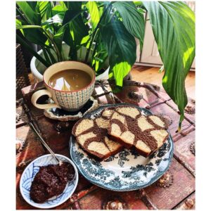 Julia Rosnowska Instagram - Lazy Saturday morning #foodporn #ciastodrożdżowe #karob #kawa #yupitsvegan #whatveganseat #veganparadise @weganon