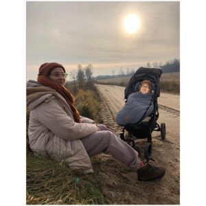 Julia Rosnowska Instagram - Throwback do tego dnia (jakieś 3 tygodnie temu), gdy przeszłam 9km i jeszcze się uśmiechałam. Już ten moment, że ledwo się przetaczam z kuchni na kanapę i wcale mi nie jest do śmiechu. 🐳 #sopreggo
