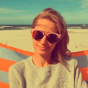 Julia Rosnowska Instagram - 🎶nasłuchałam się The Stranglers - "Peaches". #myślałamchybażetotakie #supersexy #awyszłojakwyszło 🍑 #blondynanawywczasie #plażing #parawaning