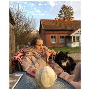 Julia Rosnowska Instagram - Chwilę temu wyjechaliśmy na krótkie wakacje, żeby pocelebrować czas we trójkę, zanim pojawi się nasz nowy towarzysz podróży. Czuję, że ten czas był nam wszystkim niezwykle potrzebny. A zwłaszcza naszemu dziecku, które mimo swoich dwóch lat z haczykiem zdaje się bardzo wiele rozumieć i mocno przeżywa to, że za rogiem czają się wielkie zmiany, które ciężko ogarnąć. Tak chyba czasem jest, że najbardziej przerażające jest to, co tak kompletnie nowe i inne, że nie jesteśmy w stanie sobie tego nawet wyobrazić. Ostatnio przeczytałam post @escuela_mandragora o pękającym baloniku i mocno odnalazłam w nim emocje naszego dziecka i całej naszej rodziny. Jest, oczywiście, masa ekscytacji, bo pojawi się śmieszny różowy bobas, ale też pełno lęku, bo pewnie będzie dużo płakał. No i trzeba będzie się dzielić. Wszystkim, nawet mamą i tatą. No i titem, bo niemowlaki,  jak się okazuje, nie jedzą nawet banana. Tylko tita! 
No więc taki mamy teraz czas. Towarzyszenia (wkrótce-) starszakowi w całej masie różnych emocji w potężnym natężeniu. Spodziewałam się takiego trudniejszego okresu adaptacyjnego, ale dopiero wraz z przylotem nowego członka rodziny. A tu rodzicielstwo i emocje mojego dziecka znów mnie zaskoczyły. Nie powiem, miewamy ostatnio trudniejsze momenty. A z drugiej strony, słucham jak moje dziecko przeżywa ten etap i jak go próbuje na swój sposób ogarnąć i trwam w podziwie. Jaki to jest super człowiek, ten mój Mały Człowiek. I jaki kumaty.