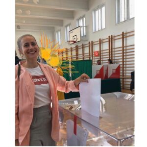 Julia Rosnowska Instagram - Done! #vote #wybory2019🌈🌳🐾💪🏼💪🏾💪🏿🌞