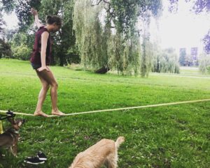 Julia Rosnowska Instagram - #slackline #summerinthecity #funfunfun #supersiepauliudalouchwycic #bosekundepozniej #lezalam