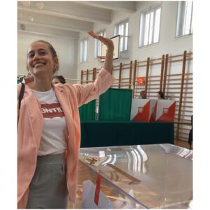 Julia Rosnowska Instagram - Done! #vote #wybory2019🌈🌳🐾💪🏼💪🏾💪🏿🌞