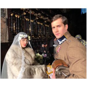 Julia Rosnowska Instagram - 😱 Spoiler alert?!
L   L = ♥️ #forever #drogiwolności #backstage