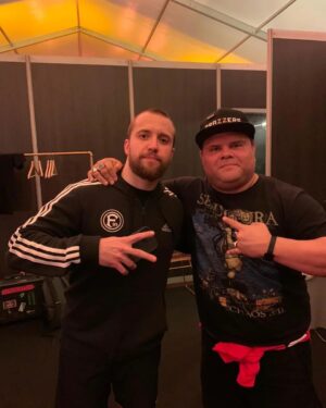 Julián Caicedo Instagram - Con el pequeño gigante de la batería ! Que placer tan hijueputa ver tocar a este man , es un maestro de maestro pero lo repetiré siempre la humildad es de gigantes  gracias @eloycasagrande  por tu buena nergia y por tus palabras 🤘🏼🔥🔥🔥🤘🏼
