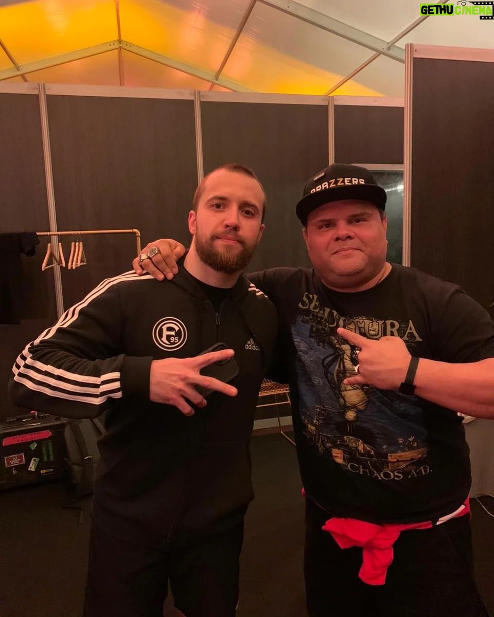 Julián Caicedo - 380 Likes - Con el pequeño gigante de la batería ! Que placer tan hijueputa ver tocar a este man , es un maestro de maestro pero lo repetiré siempre la humildad es de gigantes gracias @eloycasagrande por tu buena nergia y por tus palabras 🤘🏼🔥🔥🔥🤘🏼