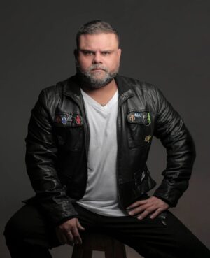 Julián Caicedo Instagram - Feliz con el resultado de mi nuevo book de fotos. Yo soy pésimo para hacer fotos porque no me considero fotogénico, pero mi parcera y fotógrafa @valentinavidarteactriz  me ayudó a encontrar la comodidad  y el estilo que necesitaba para el book. Los invito a que visiten su nuevo perfil fotográfico(el anterior se lo cerraron por error) @phvalentinavidarte y que se animen a hacer unas fotos bien cool con ella.