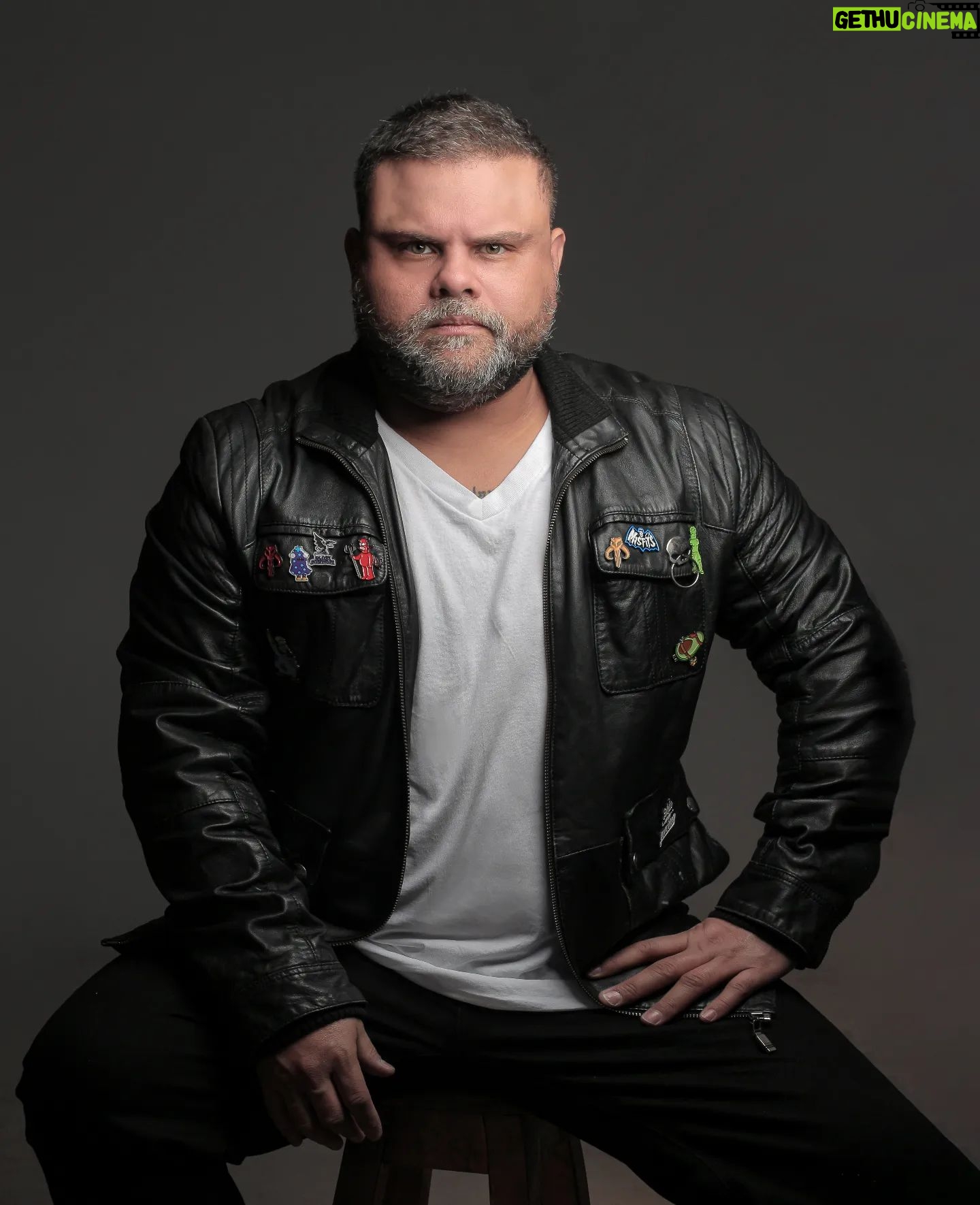 Julián Caicedo - 1.7K Likes - Feliz con el resultado de mi nuevo book de fotos. Yo soy pésimo para hacer fotos porque no me considero fotogénico, pero mi parcera y fotógrafa @valentinavidarteactriz me ayudó a encontrar la comodidad y el estilo que necesitaba para el book. Los invito a que visiten su nuevo perfil fotográfico(el anterior se lo cerraron por error) @phvalentinavidarte y que se animen a hacer unas fotos bien cool con ella.