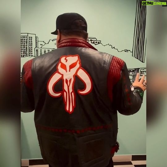 Julián Caicedo - 531 Likes - Que tal la.puteria de chaqueta hecha y diseñada por mis parceros @luishernandezleather una empresa colombiana 100% calidosa ! Recomendadisimos