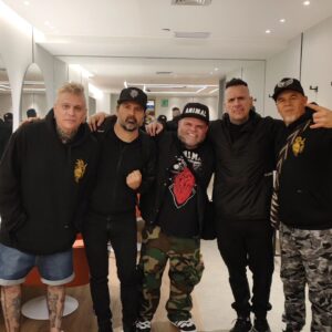 Julián Caicedo Instagram - La vida a veces convierte a esas personas que admiras,que quieres y respetas en tus amigos eso es lo que me ha pasado con estos manes que no solamente son una gran pero gran banda sino que también siento que son unas grandes, grandes personas gracias de verdad por compartir con todos nosotros su música y gracias por regalarme esos momentos y esas risas tan brutales después del show;Siempre es bueno volverlos a ver amigos ya saben que en Colombia hay un parcero más un amigo más un hermano más.
@animaloficial1 @gimenezandres @cristianlapolla_oficial @marcelocastroofficial @andresermon @matiastoc @oskocariola @lucazlanzo
  y los demás chicos