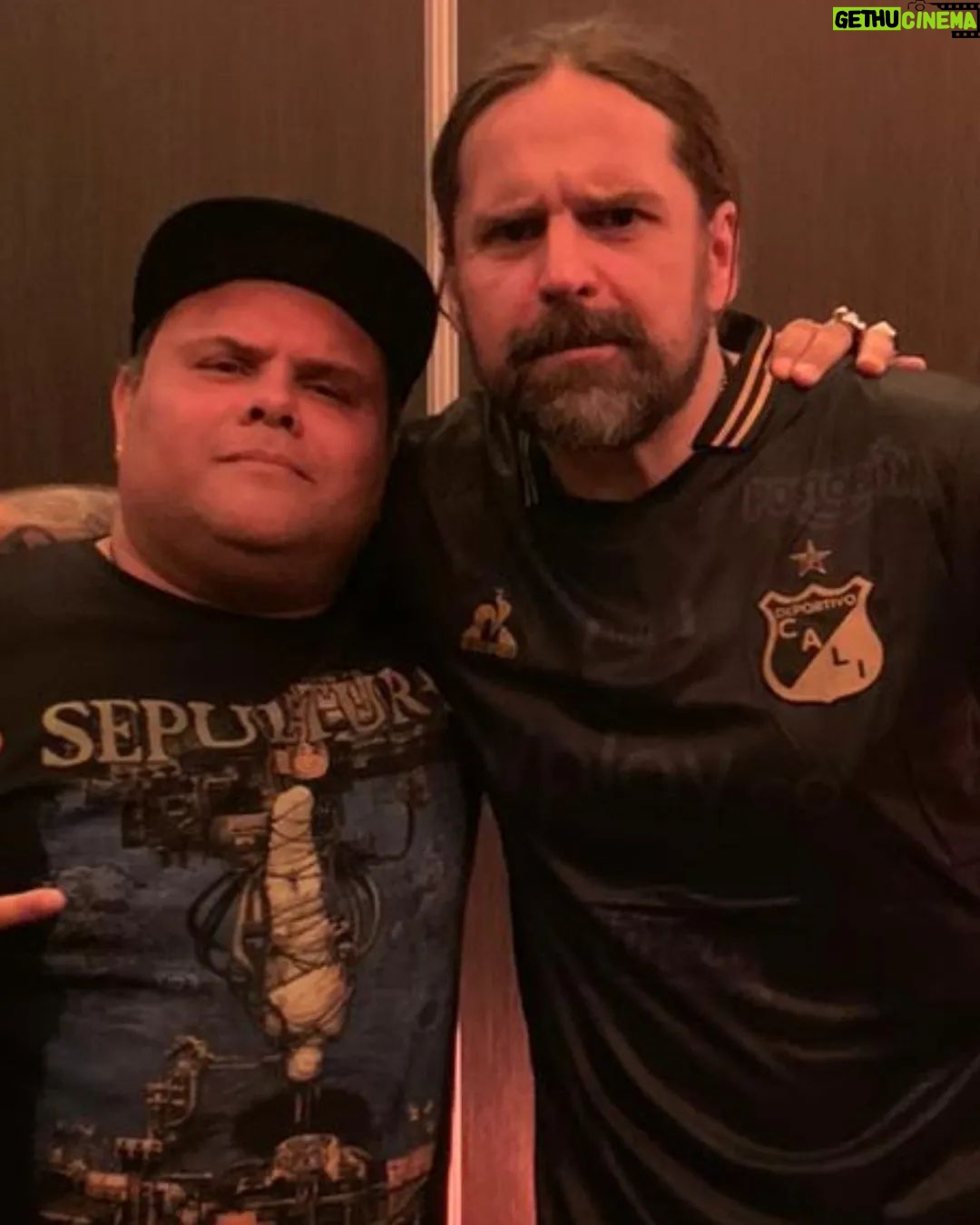 Julián Caicedo - 466 Likes - Hay momentos inexplicables en la vida donde tus ídolos se vuelven tus parceros, gracias @andreaskisser por ser el gran humano que eres a parte de el gran músico , tu amabilidad y tus tratos y palabras afables siempre ara mi y los míos están a la orden de tu parte , fue un placer verte , reír y compartir un rato , gracias por la buena música y gracias por seguir dándonos tanto de @sepultura .
Espero te disfrutes la camisa del @deportivocalioficial
Espero verte pronto parcero