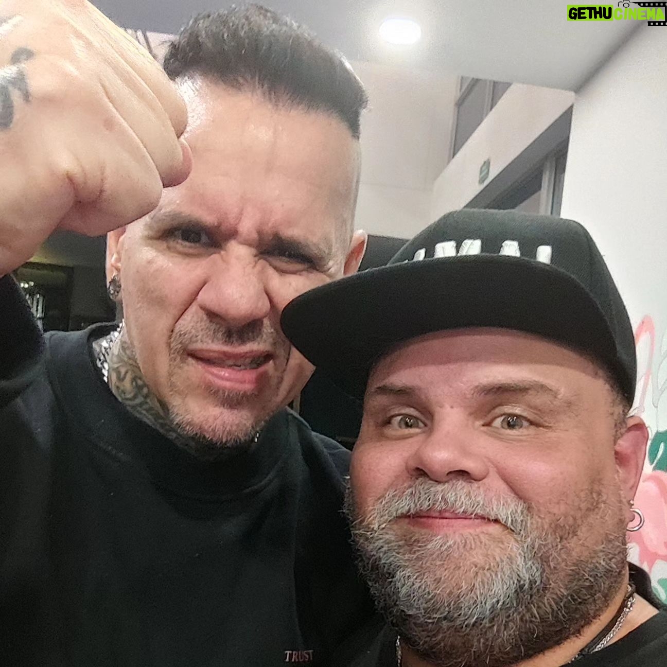 Julián Caicedo - 549 Likes - La vida a veces convierte a esas personas que admiras,que quieres y respetas en tus amigos eso es lo que me ha pasado con estos manes que no solamente son una gran pero gran banda sino que también siento que son unas grandes, grandes personas gracias de verdad por compartir con todos nosotros su música y gracias por regalarme esos momentos y esas risas tan brutales después del show;Siempre es bueno volverlos a ver amigos ya saben que en Colombia hay un parcero más un amigo más un hermano más.
@animaloficial1 @gimenezandres @cristianlapolla_oficial @marcelocastroofficial @andresermon @matiastoc @oskocariola @lucazlanzo
y los demás chicos