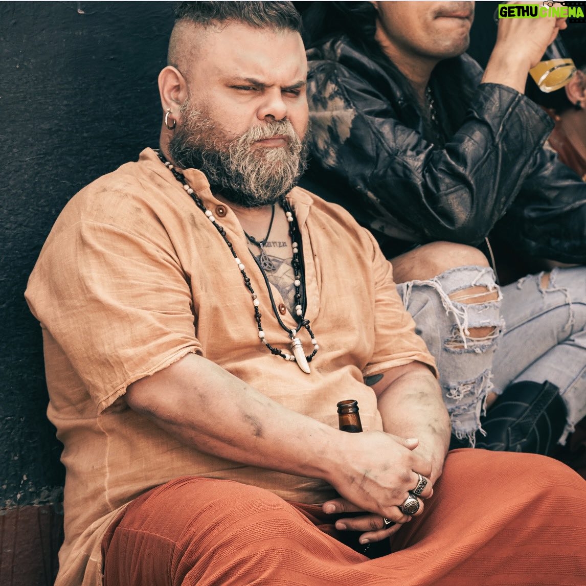 Julián Caicedo - 410 Likes - La vida de John cambió por completo cuando la banda se terminó pero lo más importante para él es la lealtad hacia sus amigos. Falta poco para que conozcas todo sobre él. Síguenos para que no te pierdas ningún detalle🤘