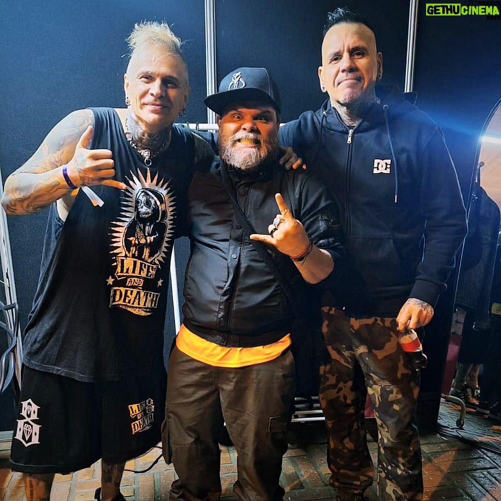 Julián Caicedo - 846 Likes - Cada vez que me reúno con ustedes entiendo que la amistad definitivamente traspasa todas las fronteras , un abrazo gigante parceros !