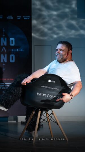 Julián Caicedo Instagram - Alejandro Aguilar. 

El cine y el teatro, siempre lo haremos con amigos. Julián Caicedo es un maravilloso actor y bello ser humano. Los dos continuamos creciendo, él nunca tiene un NO, siempre tiene un Sí, para mis proyectos. Nunca lo olvidaré… Hacer cine, contar una historia exige un acto de valentía. Todos los días tienen su propio reto. Es necesario estar rodeados de un equipo técnico profesional. Nuestra segunda película, explora un género diferente, decidimos pasar del “drama”, al “thriller”. Atrapar el público, generar tensión, vivir giros inesperados, etc,. 

El cine no lo podemos hacer, sin un poderoso parche de Espartanos.