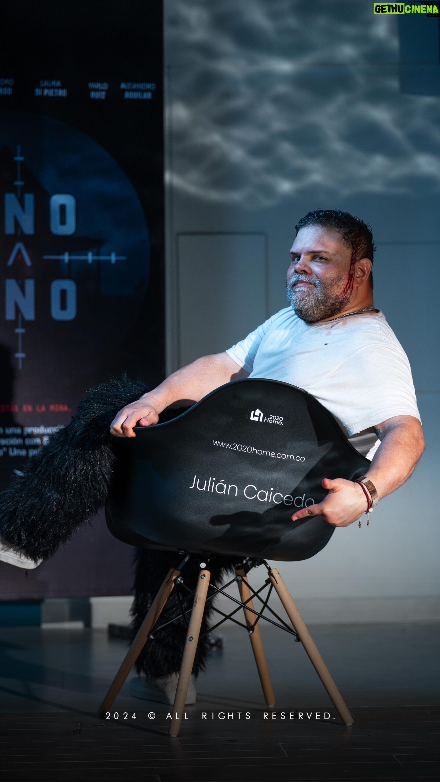 Julián Caicedo - 2.6K Likes - Alejandro Aguilar.
El cine y el teatro, siempre lo haremos con amigos. Julián Caicedo es un maravilloso actor y bello ser humano. Los dos continuamos creciendo, él nunca tiene un NO, siempre tiene un Sí, para mis proyectos. Nunca lo olvidaré… Hacer cine, contar una historia exige un acto de valentía. Todos los días tienen su propio reto. Es necesario estar rodeados de un equipo técnico profesional. Nuestra segunda película, explora un género diferente, decidimos pasar del “drama”, al “thriller”. Atrapar el público, generar tensión, vivir giros inesperados, etc,.
El cine no lo podemos hacer, sin un poderoso parche de Espartanos.
