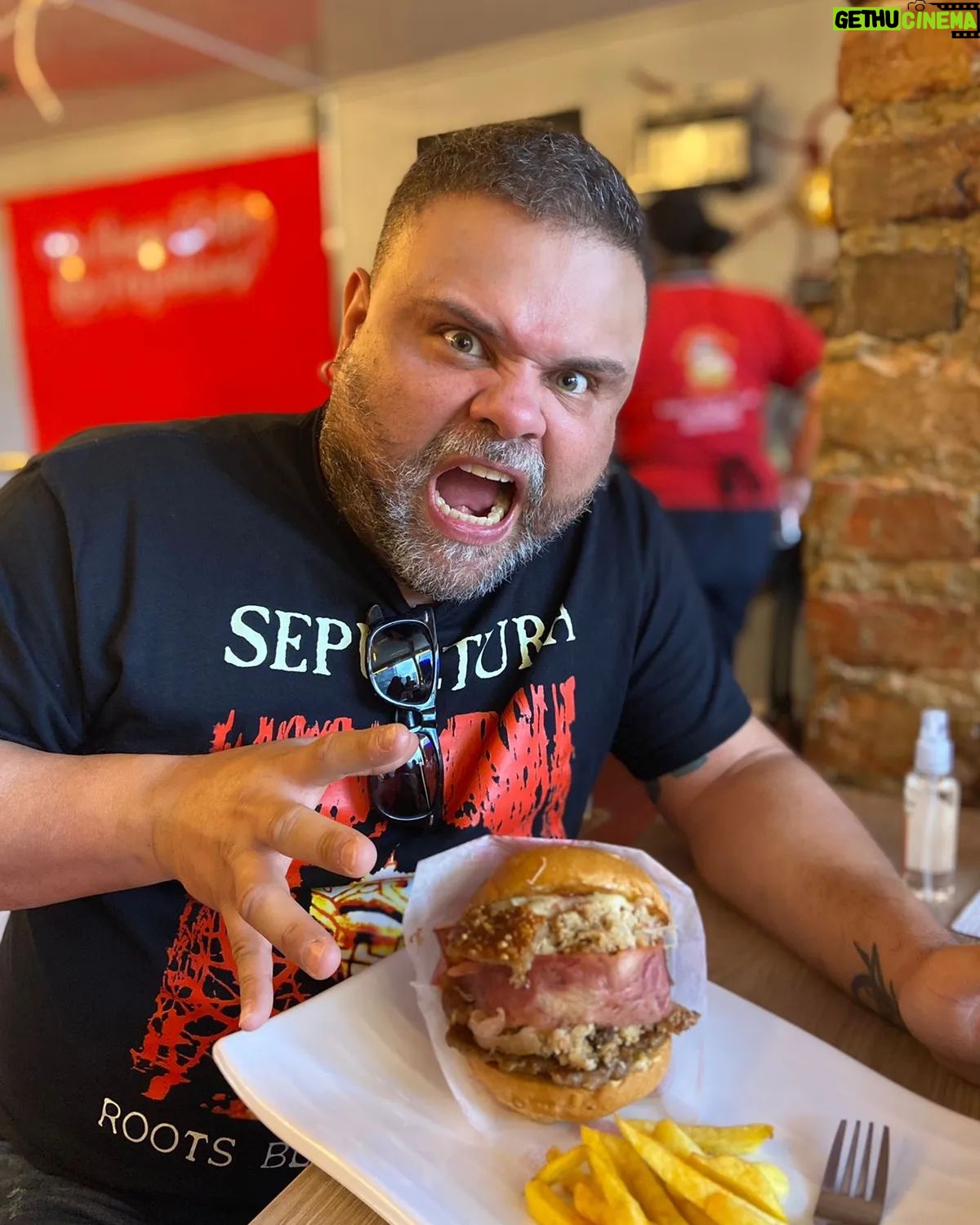 Julián Caicedo - 580 Likes - Almuercito con hamburguesa de lechona 🐽🐷🐷🐷🐷