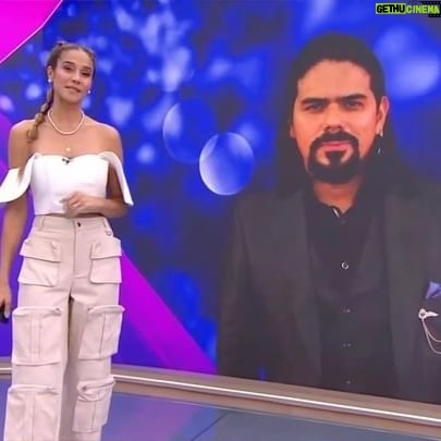 Julián Caicedo - 1.5K Likes - Las películas hay que soñarlas antes de escribirlas, y este proceso toma tiempo. En el caso de este proyecto, el primer acercamiento a el fue hace tres años cuando Alejandro Aguilar me compartió la semilla de esta historia acompañada de un reto, hacer una película de genero de bajo presupuesto, cuya producción dependa solo de nosotros y de lo que podamos conseguir.
Hoy, la película se ha soñado y escrito, los engranajes de la financiación han comenzado a girar bajo el modelo de #FastMovies, y un grupo de algunos de los mejores profesionales del medio ha decidido sumarse al proyecto, motivados por la historia y el reto que esta propone.
Siete planos secuencia de alrededor de 12 minutos para contar un thriller en el que todos los efectos especiales son prácticos.
En lo personal el reto es enorme. Vuelvo al cine después de casi siete años de haber estrenado mi segunda película, motivado por el reto y la gente que me acompaña para hacerlo posible.
Una película es un acto quijotesco en el cual dependes de un ejército de Sanchos a tu lado. Este ejército se ha puesto en marcha para vencer a los molinos. Espero que llegado el momento sea el público el que nos acompañe, para poder seguir haciendo cine.
Al final, una película solo vive, si hay unos ojos al otro lado de la pantalla.