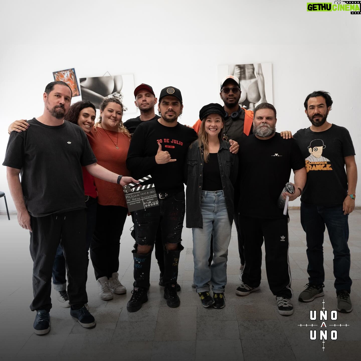 Julián Caicedo - 373 Likes - #fastmovies Hacer un cine posible. Después de tres años de trabajo en la escritura, logramos llegar al momento más esperado por los actores y actrices. Los ensayos, siempre serán fundamentales para encontrar el tono y la puesta en escena.
No es hacer películas rápido, es hacer un cine consecuente con nuestro mercado, un cine colaborativo, un cine que nos permita explorar distintos géneros y al mismo tiempo cometer muchos errores, seguramente lograremos hacer una buena película y tener continuidad. #fastmovies También es trabajar con actores y actrices con formación y proceso.
Rostros emocionados por nuestro siguiente viaje. Uno A Uno.
@pueblitoviejo_icononzo @cobahofficial @homiesandfamily @ricardovesgaactor