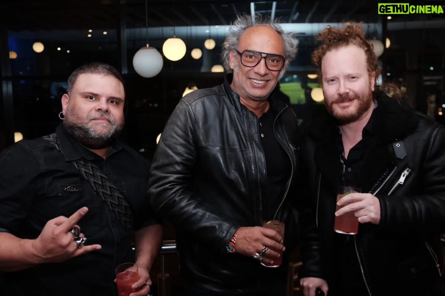 Julián Caicedo - 508 Likes - Noche de perfume y de iconos
Anoche parchado en el lanzamiento de #theicontheperfume por Antonio banderas #antoniobanderasperfumes
Compartiendo las buenas Charlas siempre de rock and roll y de vida con @julioacorreal @tappanmusic @josedanielcris @ocamporao