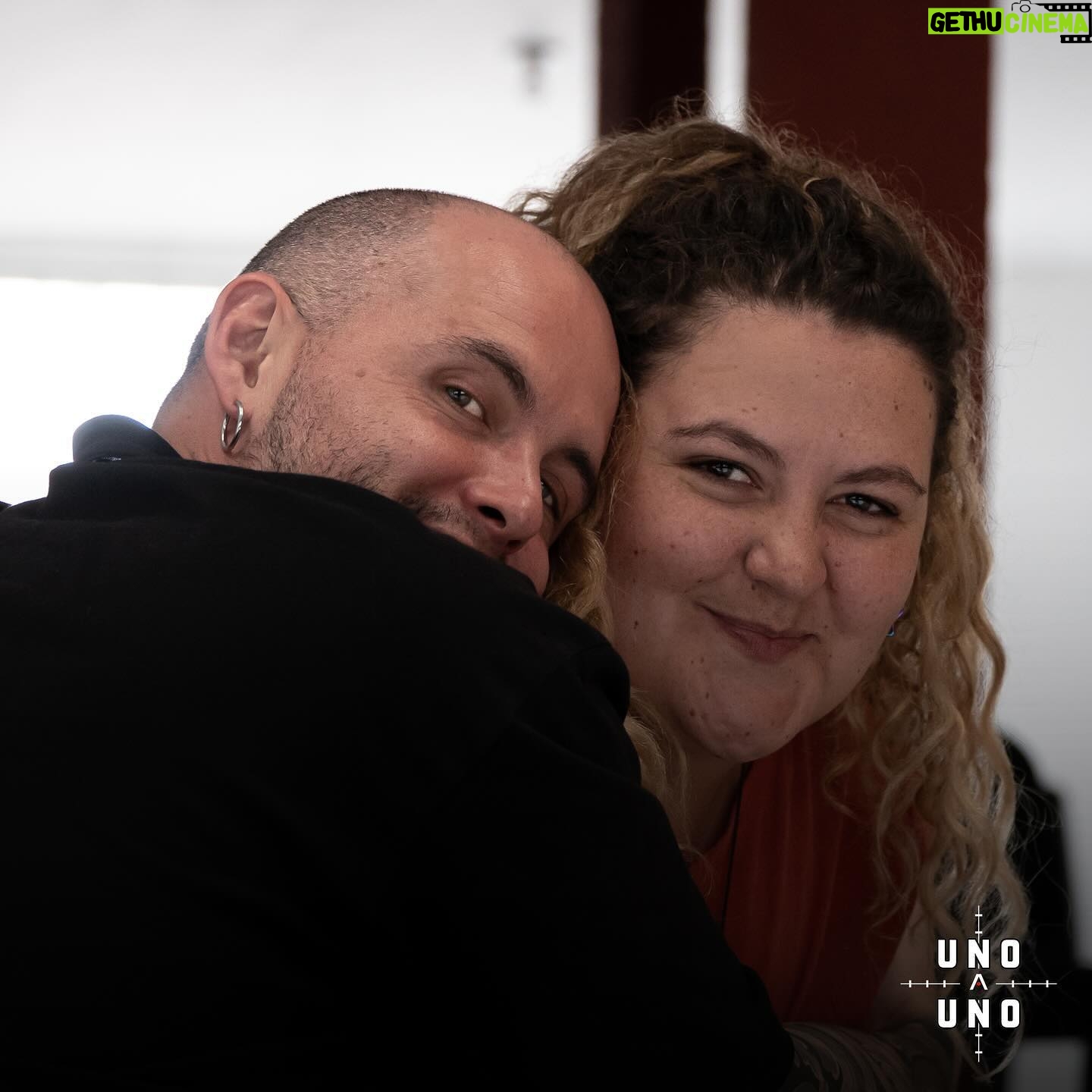 Julián Caicedo - 373 Likes - #fastmovies Hacer un cine posible. Después de tres años de trabajo en la escritura, logramos llegar al momento más esperado por los actores y actrices. Los ensayos, siempre serán fundamentales para encontrar el tono y la puesta en escena.
No es hacer películas rápido, es hacer un cine consecuente con nuestro mercado, un cine colaborativo, un cine que nos permita explorar distintos géneros y al mismo tiempo cometer muchos errores, seguramente lograremos hacer una buena película y tener continuidad. #fastmovies También es trabajar con actores y actrices con formación y proceso.
Rostros emocionados por nuestro siguiente viaje. Uno A Uno.
@pueblitoviejo_icononzo @cobahofficial @homiesandfamily @ricardovesgaactor