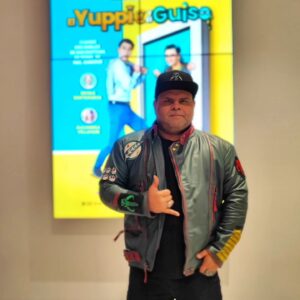 Julián Caicedo Instagram - Hoy estuvimos de premiere con la película #elyuppieyelguiso  dirigida por @rodrigotrianadirector  y escrita por @dagogarciadgp , una comedia de equívocos donde se mezcla lo mejor de dos mundos , una comedia para disfrutar en familia y la excusa perfecta para volver a los cines a ver #cinecolombiano . A partir del 5 de oct en cines colombianos mi espectacular chaqueta es un diseño de @luishernandezleather