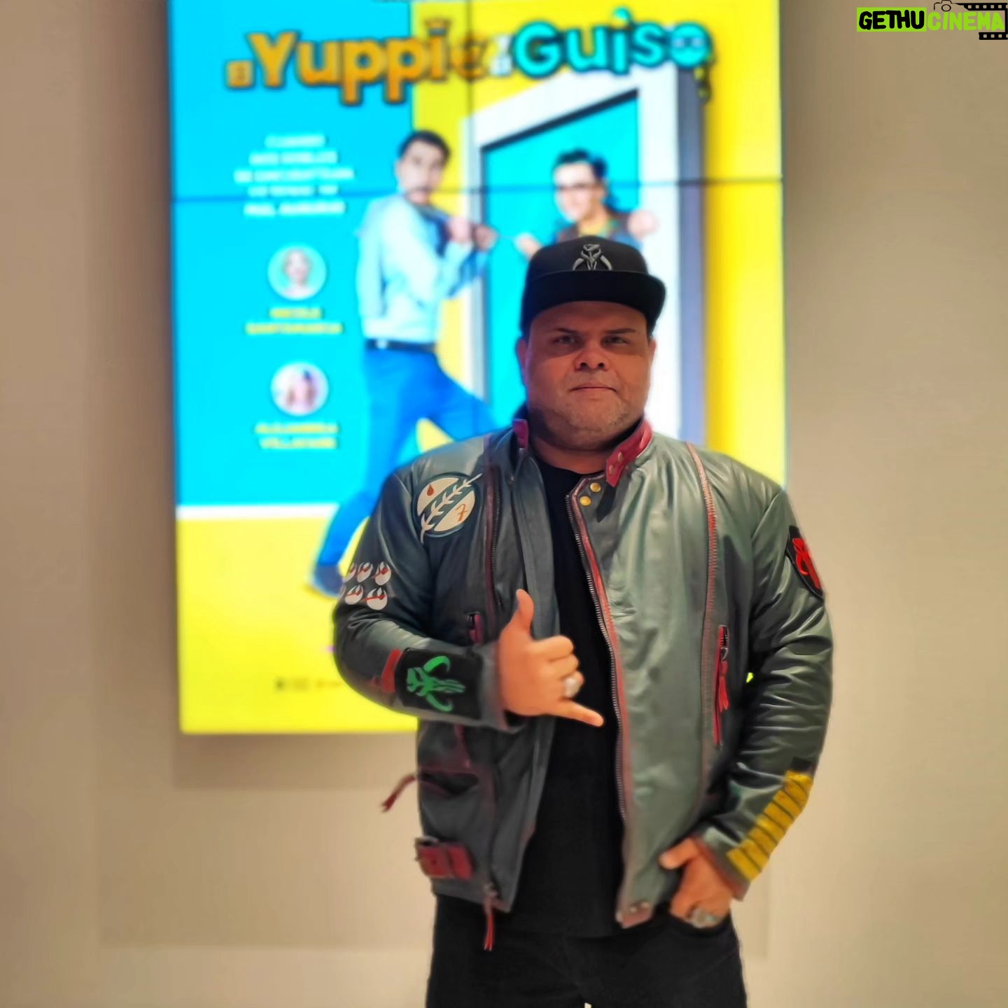 Julián Caicedo - 648 Likes - Hoy estuvimos de premiere con la película #elyuppieyelguiso dirigida por @rodrigotrianadirector y escrita por @dagogarciadgp , una comedia de equívocos donde se mezcla lo mejor de dos mundos , una comedia para disfrutar en familia y la excusa perfecta para volver a los cines a ver #cinecolombiano . A partir del 5 de oct en cines colombianos mi espectacular chaqueta es un diseño de @luishernandezleather