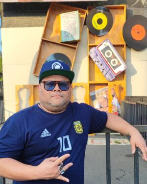 Julián Caicedo Instagram - TIRANDO CALLE EN EL ENCUENTRO DE SALSEROS Y COLECCIONISTAS