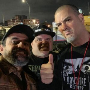 Julián Caicedo Instagram - Y para finalizar las choco aventuras de @knotfestco , saliendo de camerinos nos encontramos con casi nadie  @philiphanselmo que se cargó de la rosa al ver la emoción de quinceañeras de Carlos y mía al verlo 🤘🏼🔥🔥🔥🔥🔥🔥🤘🏼 @panteraofficial
