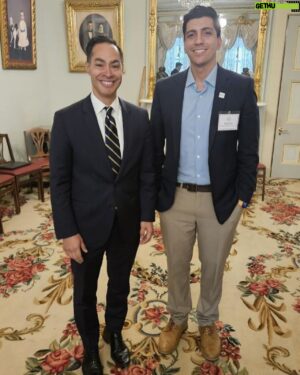 Julián Castro Instagram - Great to visit with Governor @gavinnewsom and colleagues in philanthropy today’s California Philanthropy Summit to discuss the powerful role philanthropy can play in making opportunity and equity a reality for all. @latinocommfdn is all in!