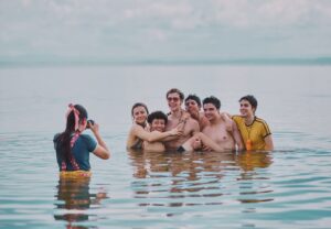 Julián Cerati Instagram - En la primera foto me estoy riendo de la última foto😜
La Primera vez ya disponible en @netflixlat 
Ya la vieron?
Los leo❤️