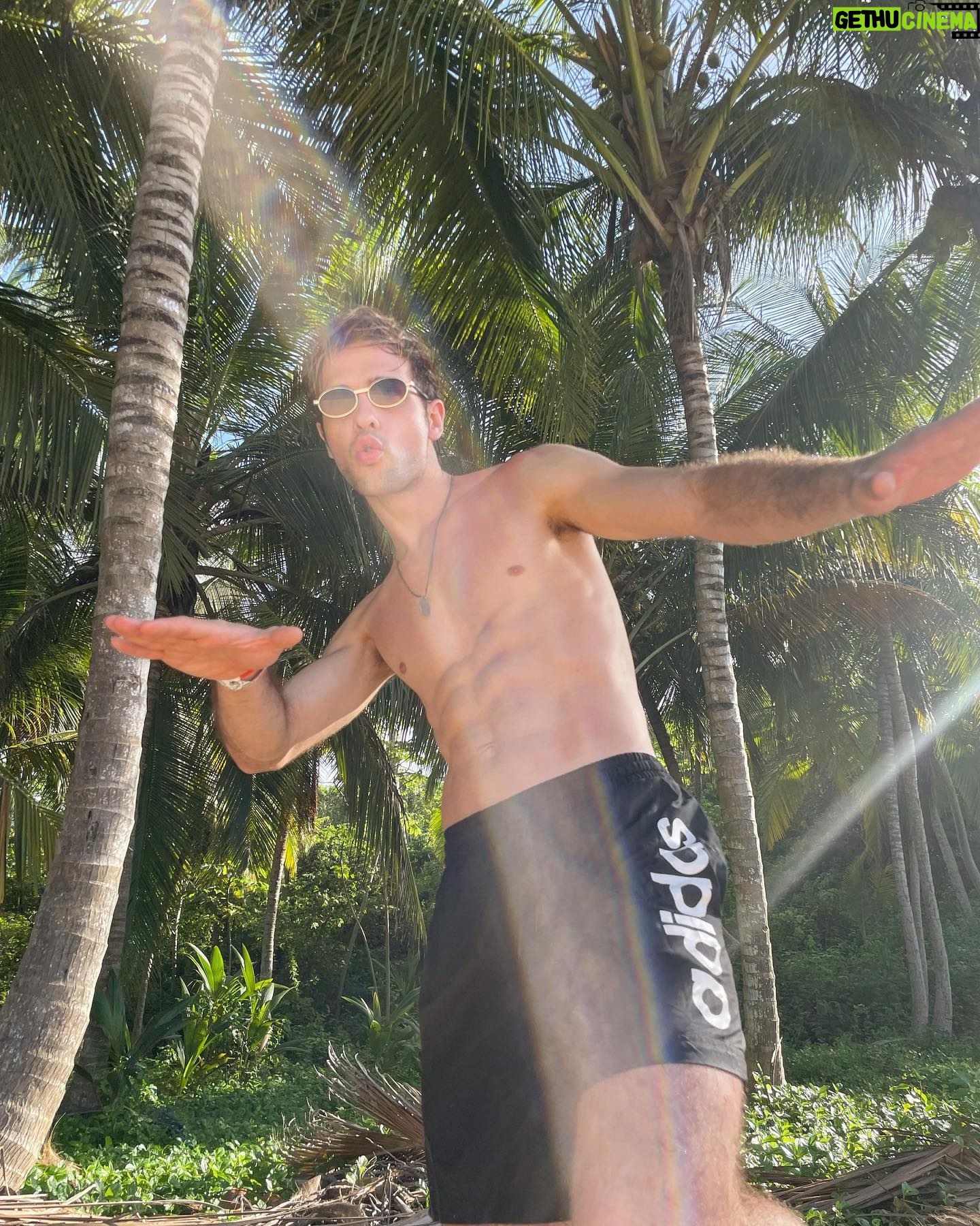 Julián Cerati - 70.4K Likes - Secuencia en Jurassic Park.
P.d: Me tomé foto con un dinosaurio Mamenchisaurus pero salió movida; por eso no la adjunto. Bso.