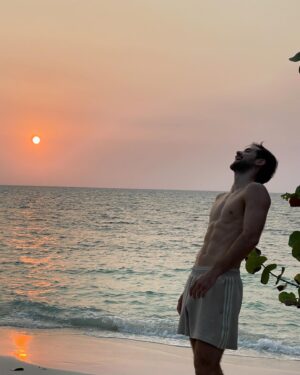Julián Cerati Instagram - Desaparecí, sí. Pero les vengo con un dump random y playero:

1. Entrenando con @alexfitbox 
2. Cuando el Sol me contó un chiste sobre la Luna en @hotelislamucura 
3. Fui padre de un bulldog por unas horas. Gracias @isaac_carvajal por ilusionarme😜
4.  No importa cuantas rodillas tenga: George te gana un partido de tenis sin mirar.
5. “Diario de un futbolista frustrado”
6. “IPHONE FOOT” : es una versión que recién está llegando. Primer celular que viene con aroma.
7. Tres horas de viaje en lancha:
Así nos divertimos con @juanessanchezp 😅