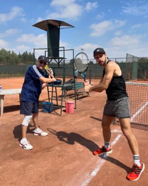 Julián Cerati Instagram - Desaparecí, sí. Pero les vengo con un dump random y playero:

1. Entrenando con @alexfitbox 
2. Cuando el Sol me contó un chiste sobre la Luna en @hotelislamucura 
3. Fui padre de un bulldog por unas horas. Gracias @isaac_carvajal por ilusionarme😜
4.  No importa cuantas rodillas tenga: George te gana un partido de tenis sin mirar.
5. “Diario de un futbolista frustrado”
6. “IPHONE FOOT” : es una versión que recién está llegando. Primer celular que viene con aroma.
7. Tres horas de viaje en lancha:
Así nos divertimos con @juanessanchezp 😅